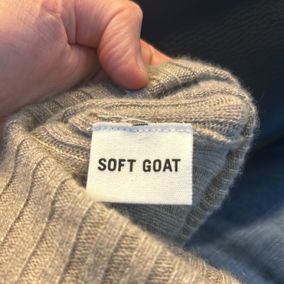 Soft Goat Greige O Neck 100% Cashmere Sweater - Picture 2 of 3